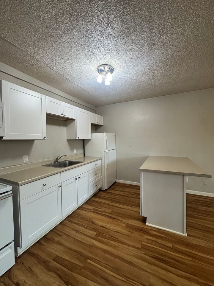 1247 W 6th Ave #09 - Photo 7 of 14