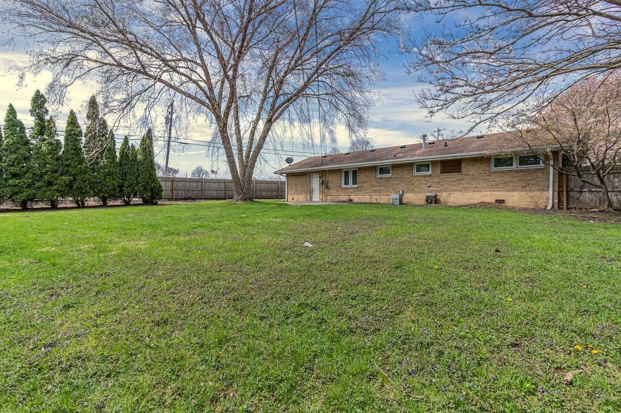 2106 Campbell Dr - Photo 3 of 24