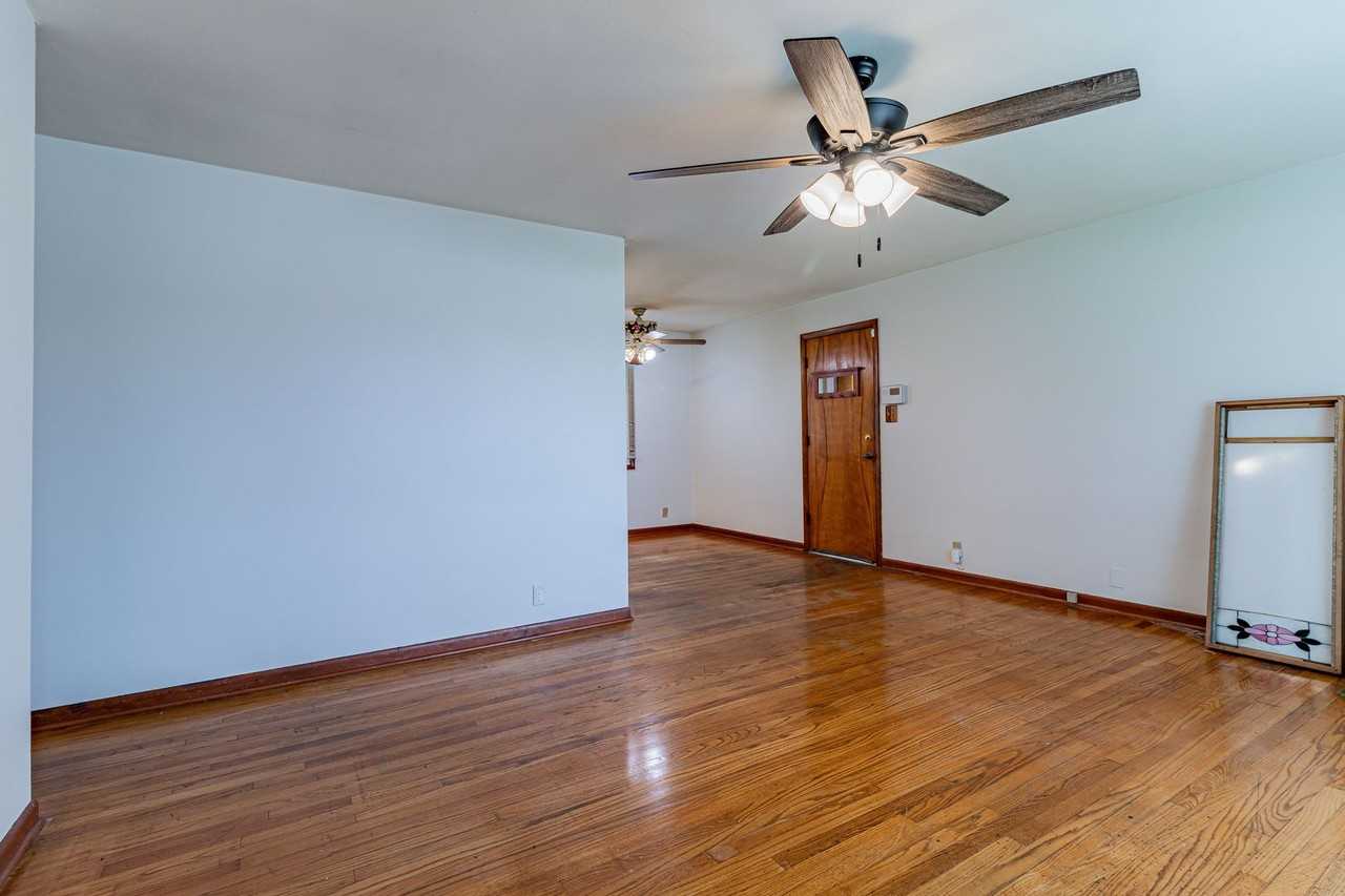 2106 Campbell Dr - Photo 6 of 24