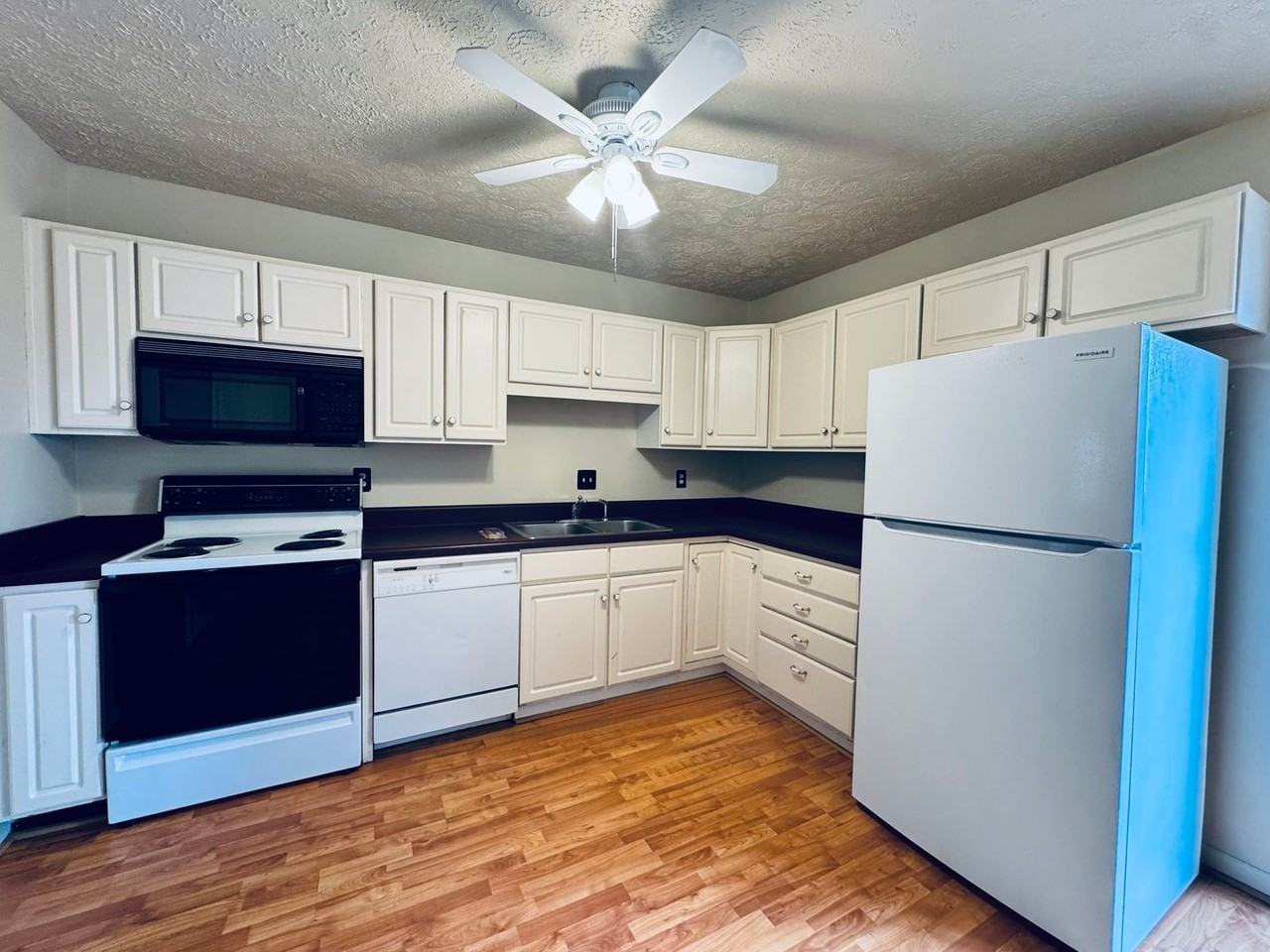 103 Belle Terre Dr - Photo 3 of 16