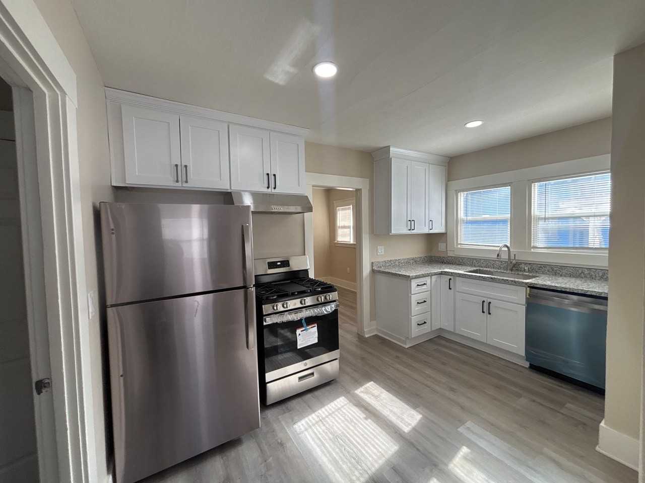 706 E 12th St - Photo 2 of 7