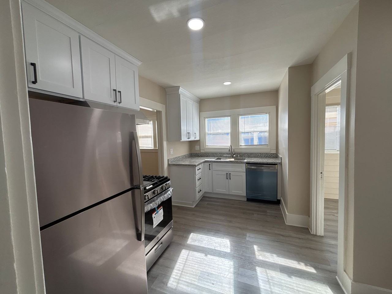 706 E 12th St - Photo 3 of 7