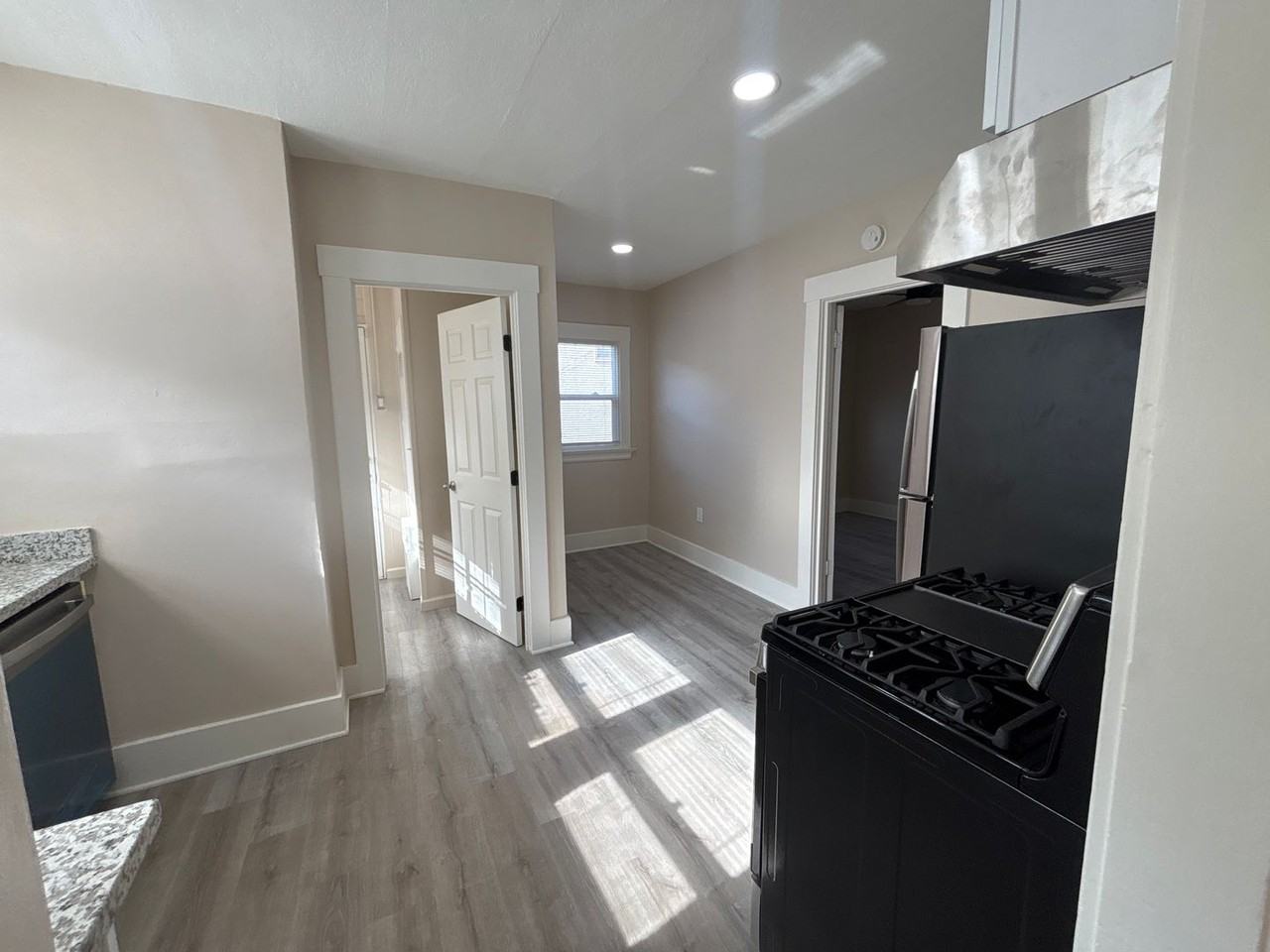 706 E 12th St - Photo 4 of 7