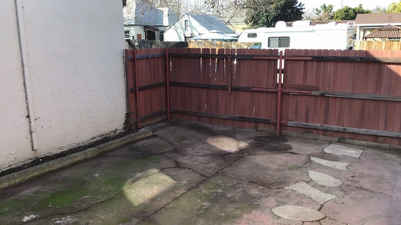 706 E 12th St - Photo 6 of 7