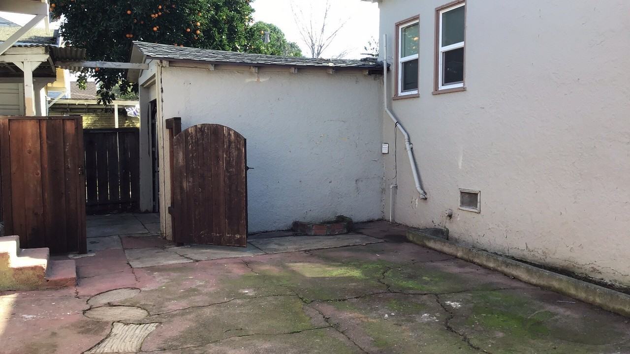 706 E 12th St - Photo 7 of 7