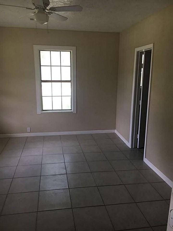 102 N Avenue C - Photo 3 of 4