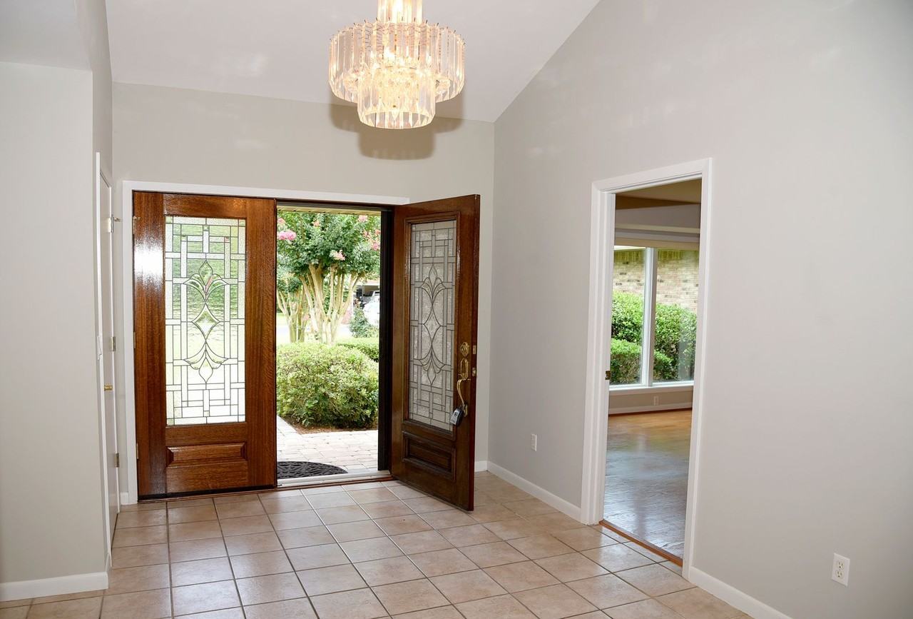 1548 Glenlake Cir - Photo 3 of 23