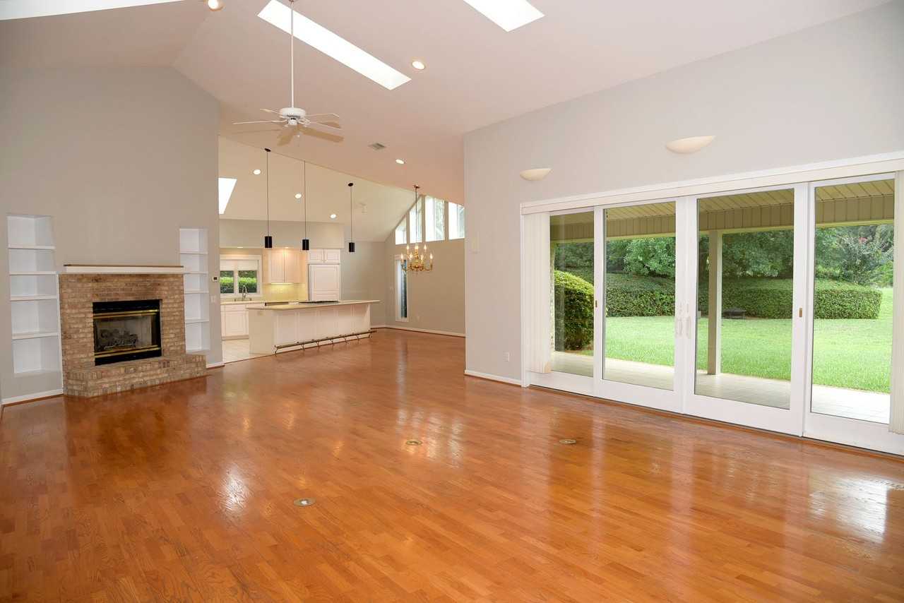 1548 Glenlake Cir - Photo 4 of 23