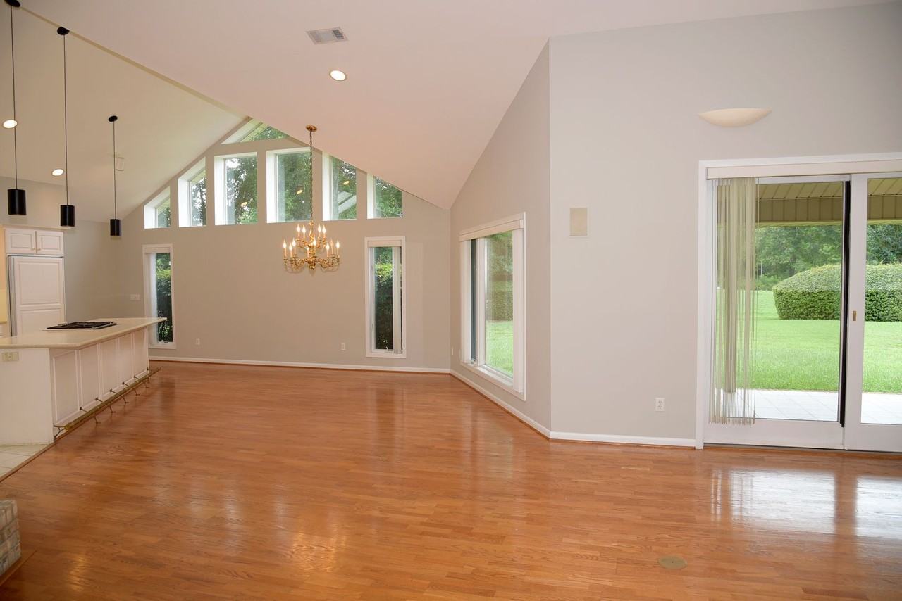 1548 Glenlake Cir - Photo 5 of 23