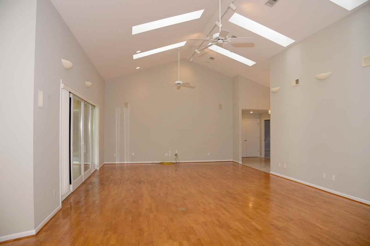 1548 Glenlake Cir - Photo 6 of 23