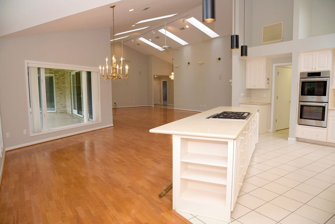 1548 Glenlake Cir - Photo 7 of 23