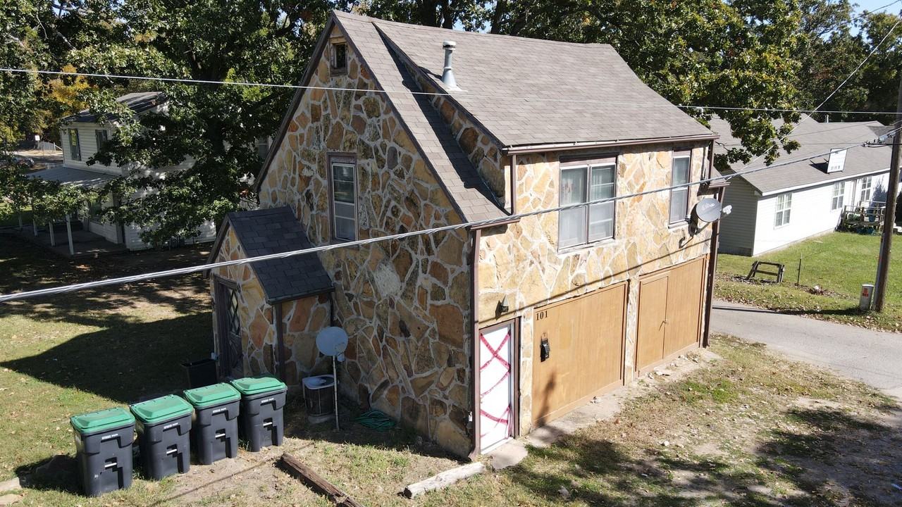 101 E Crafton St - Photo 2 of 13