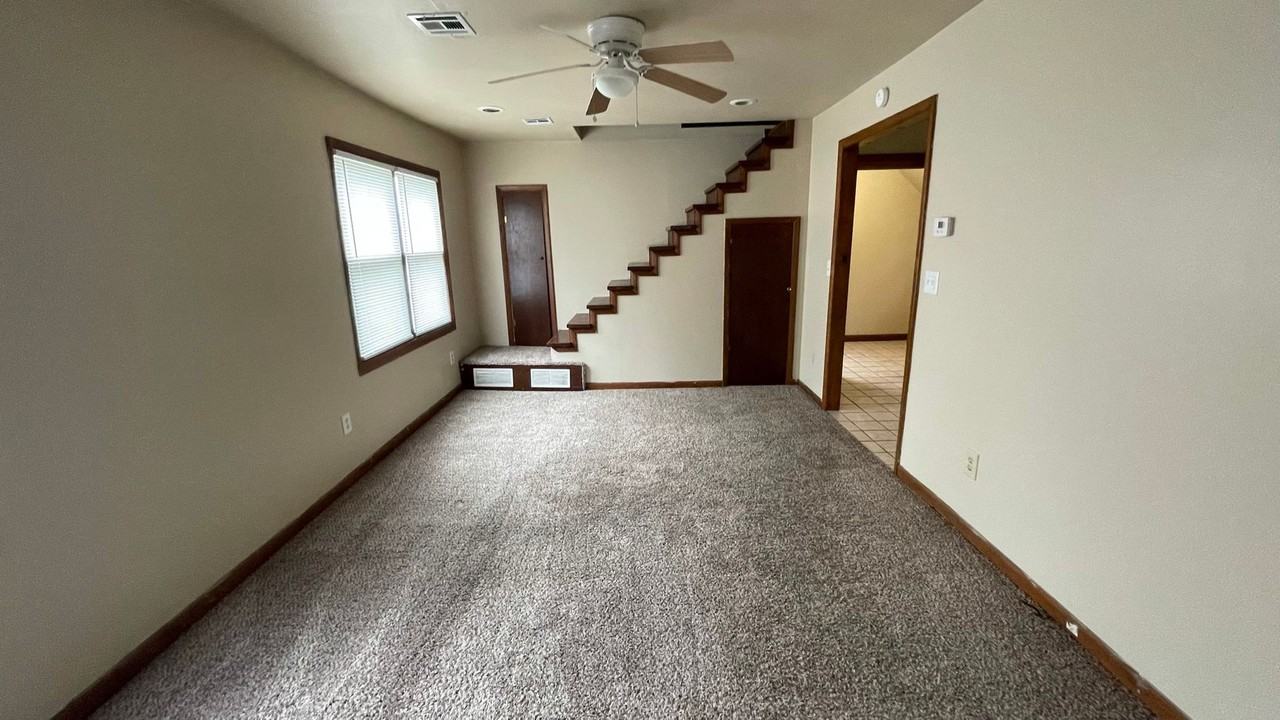 101 E Crafton St - Photo 6 of 13