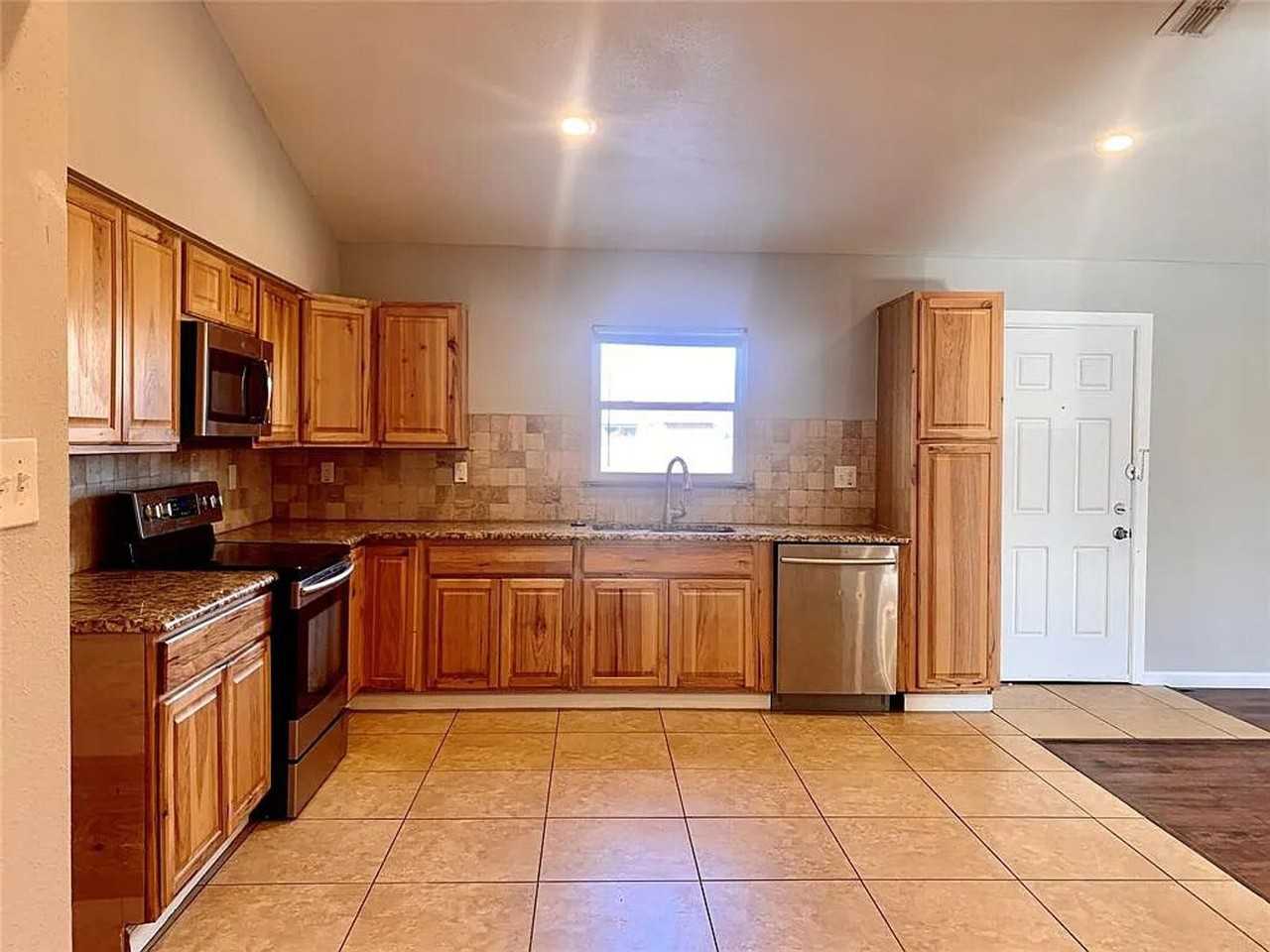 8113 Chesham Dr - Photo 3 of 8