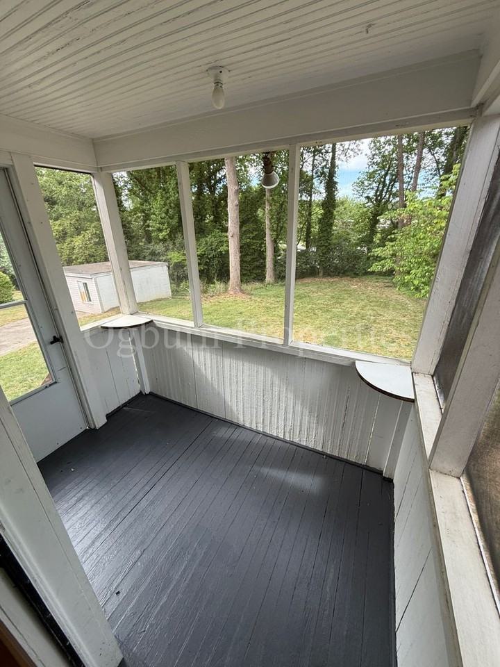 2237 Queen St - Photo 4 of 10