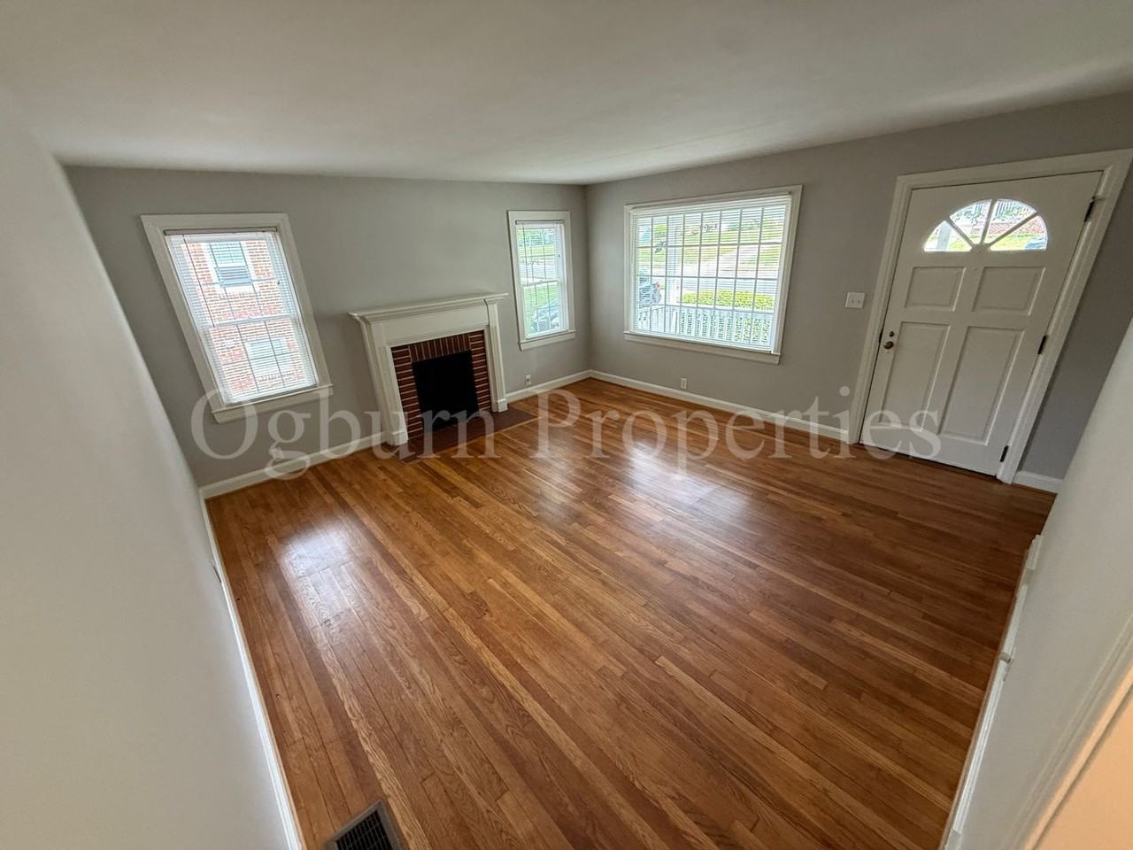 2237 Queen St - Photo 5 of 10