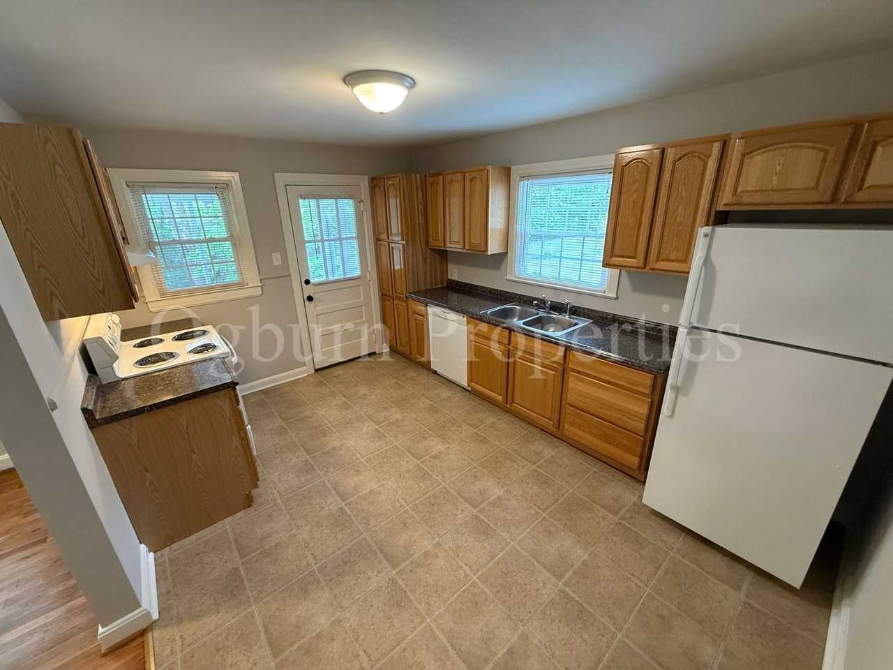 2237 Queen St - Photo 6 of 10