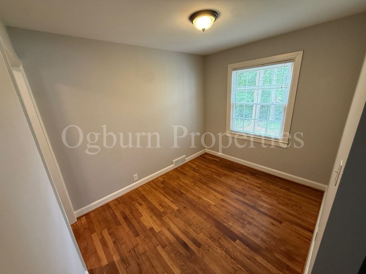 2237 Queen St - Photo 7 of 10