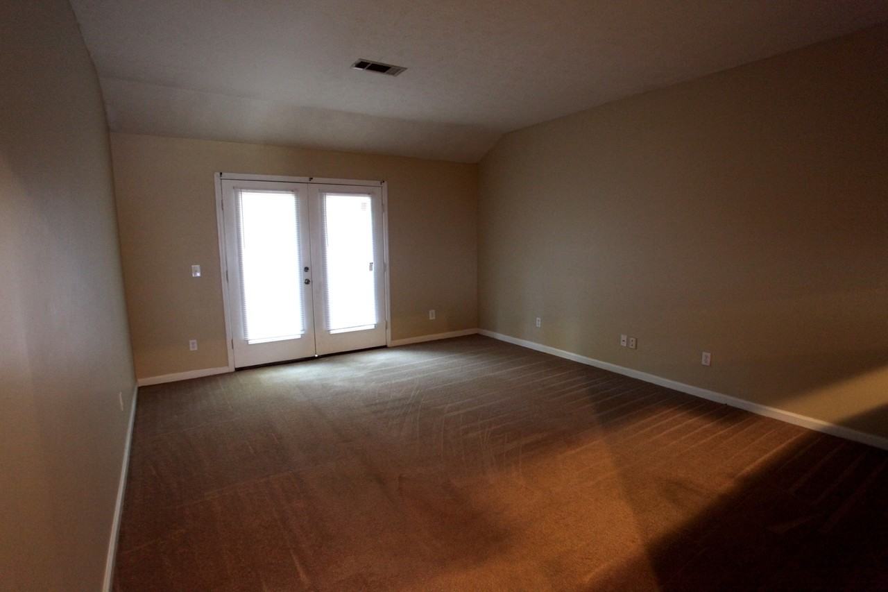 1326 Kurt Cir - Photo 2 of 7