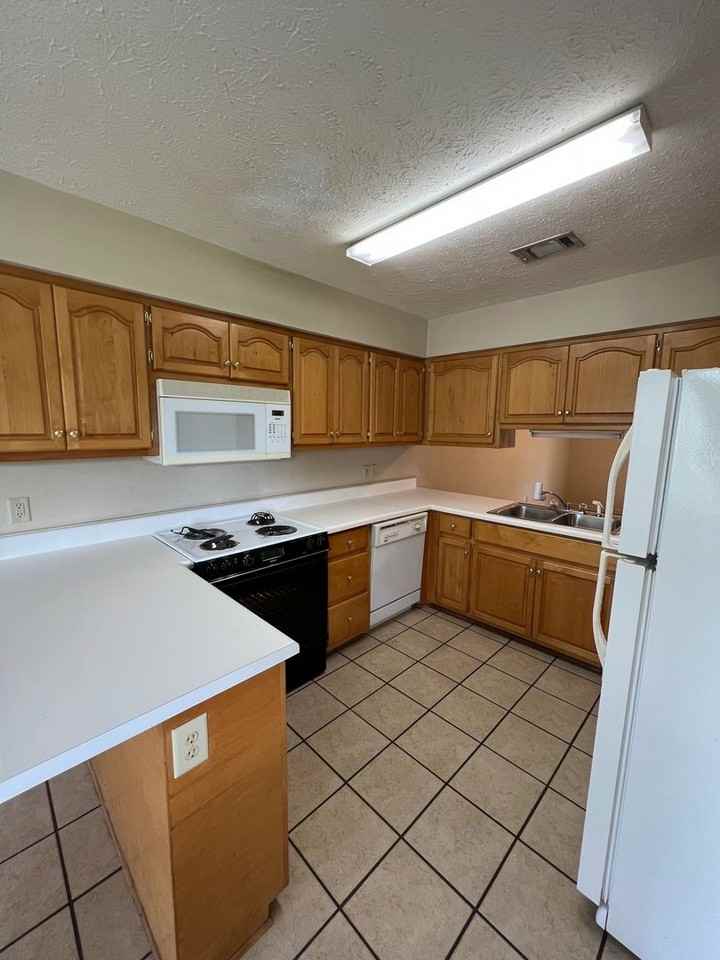 448 E Veterans Blvd - Photo 2 of 5