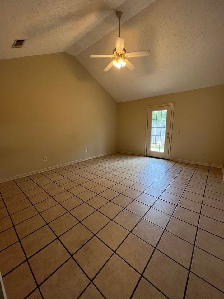 448 E Veterans Blvd - Photo 4 of 5