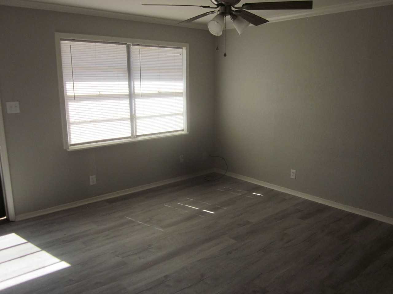 2605 Oak Dr - Photo 2 of 11