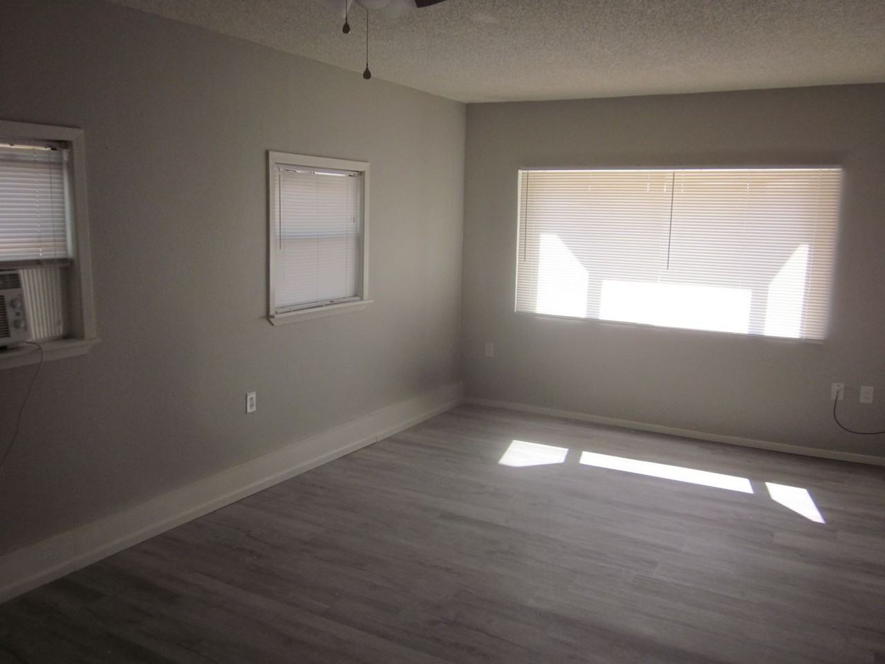 2605 Oak Dr - Photo 5 of 11