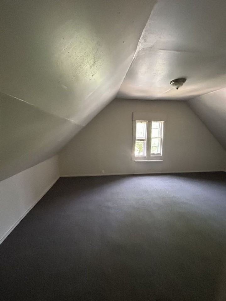 2121 W Brown St - Photo 2 of 18