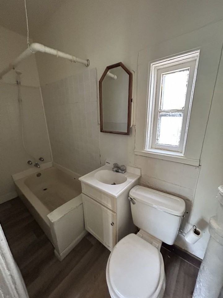 2121 W Brown St - Photo 3 of 18