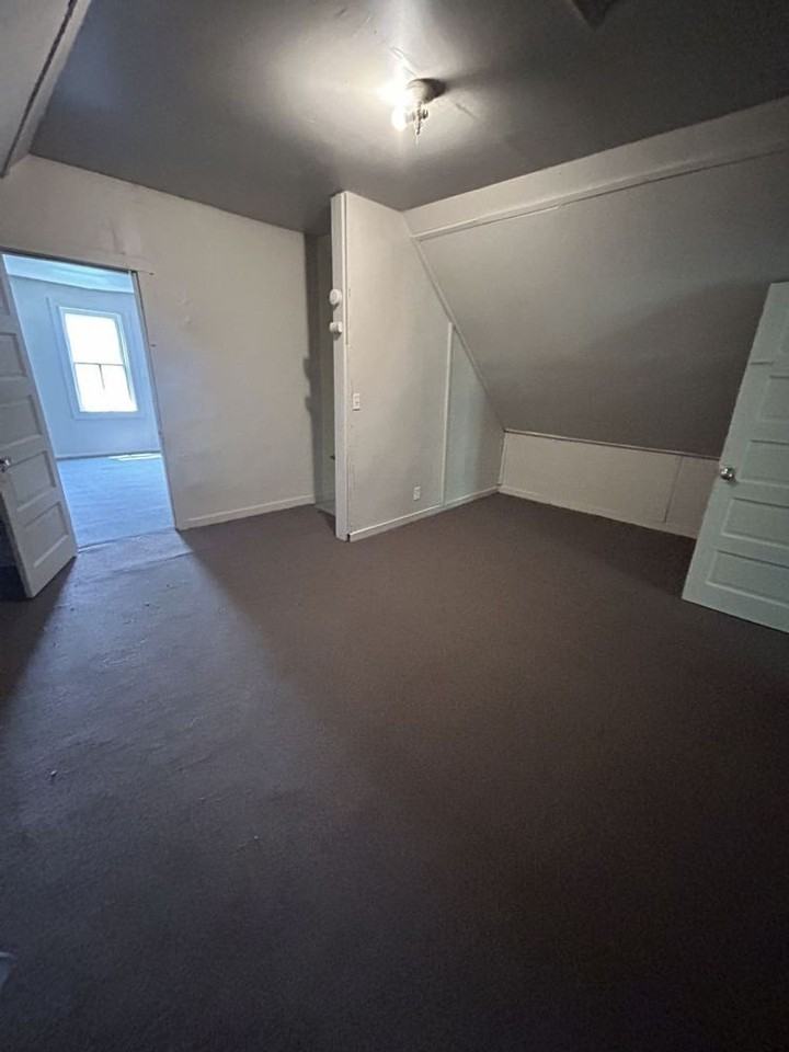 2121 W Brown St - Photo 4 of 18