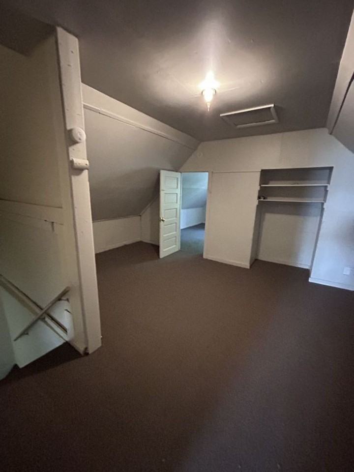 2121 W Brown St - Photo 5 of 18