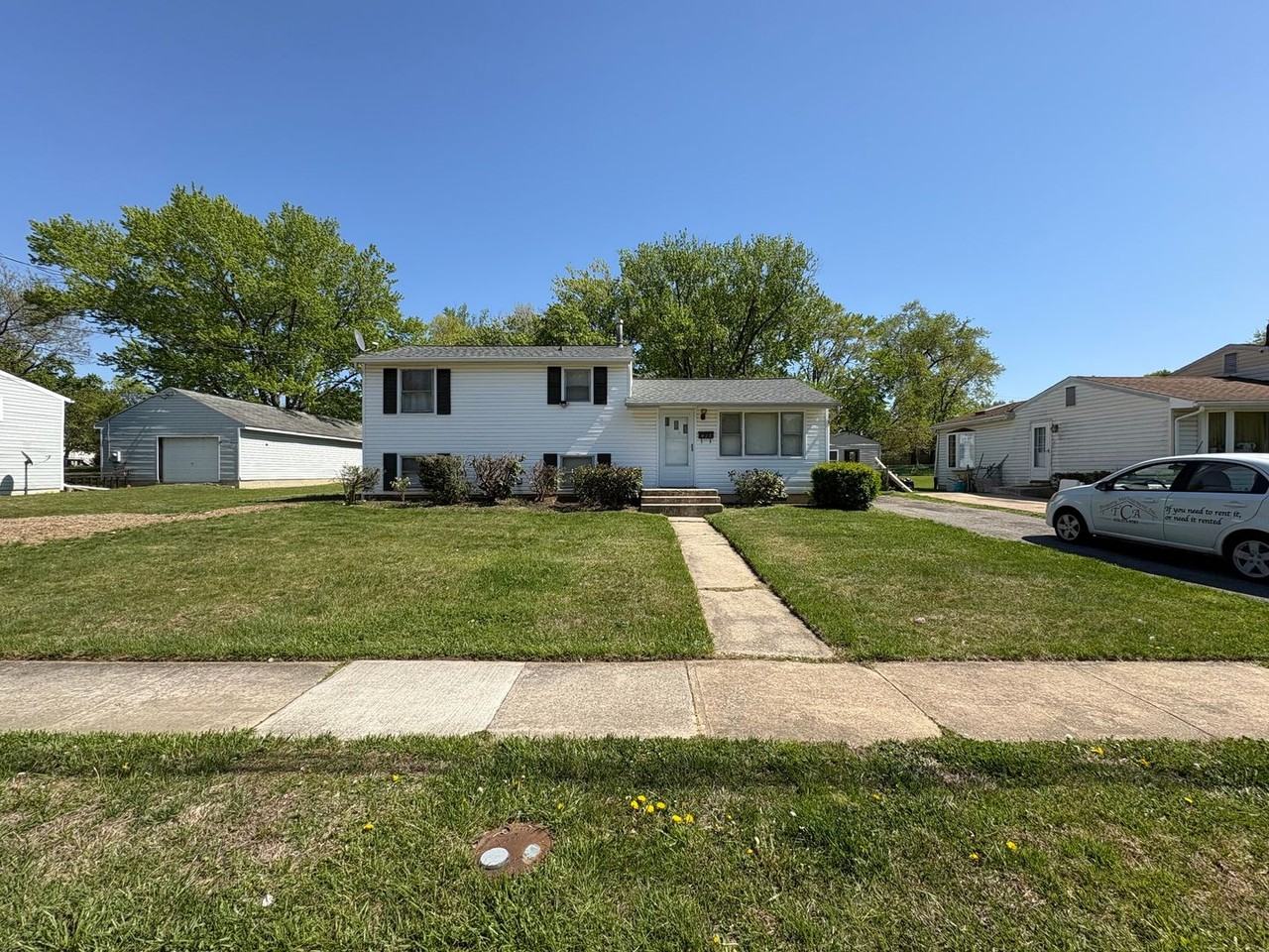 417 Oak St - Photo 2 of 15