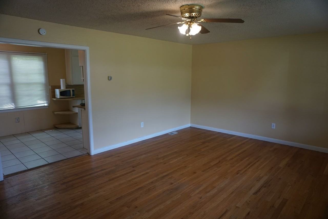 2513 43rd St - Photo 2 of 10