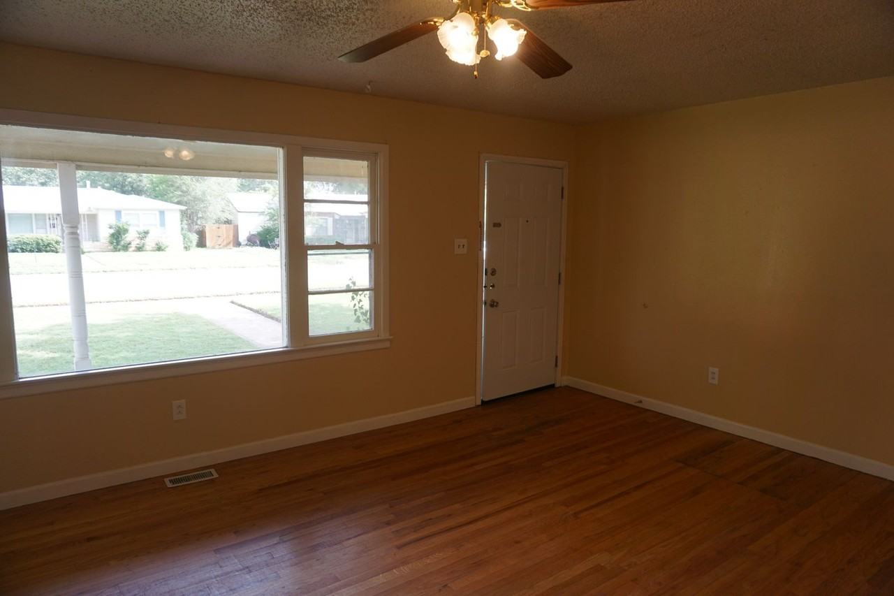 2513 43rd St - Photo 3 of 10