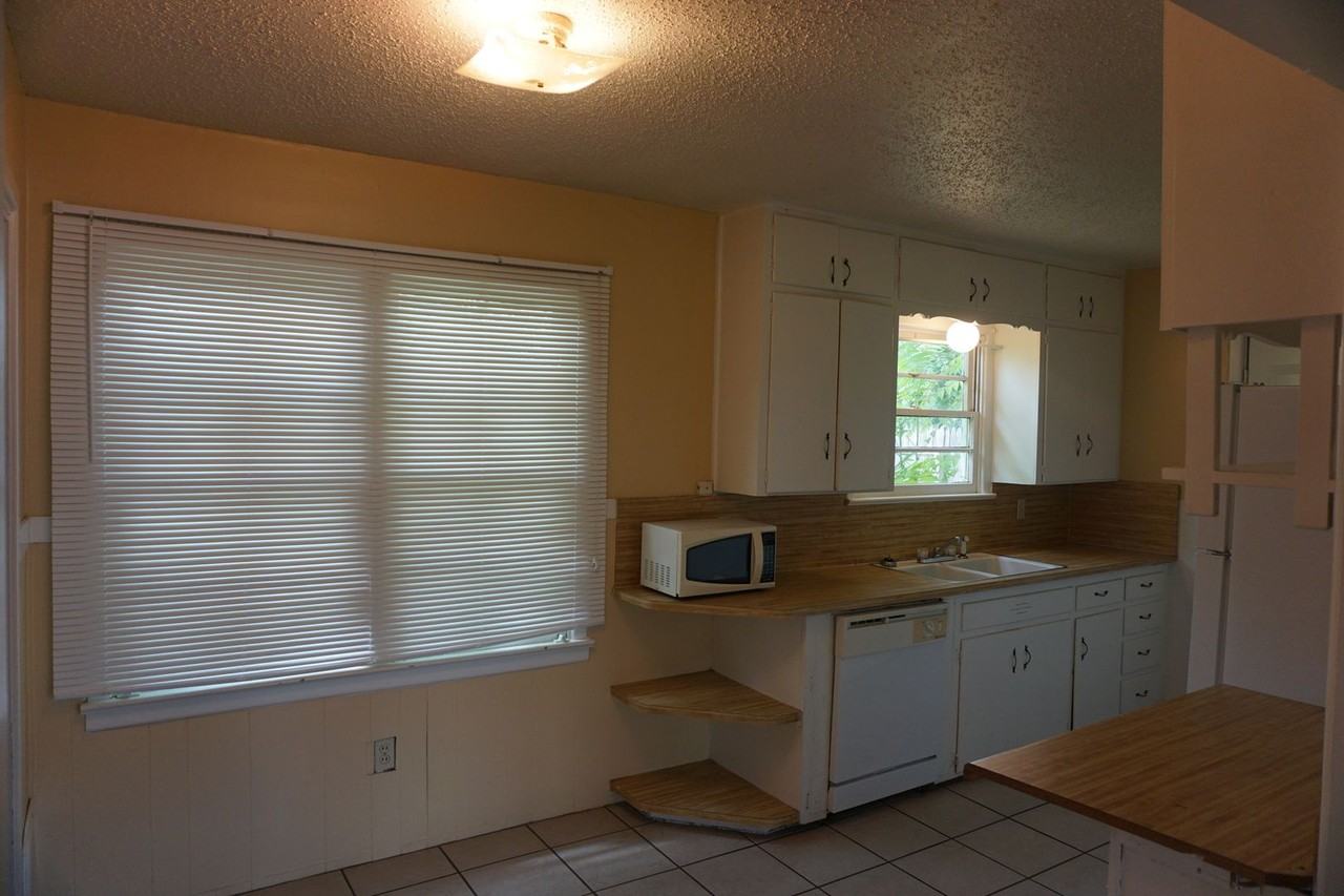 2513 43rd St - Photo 4 of 10