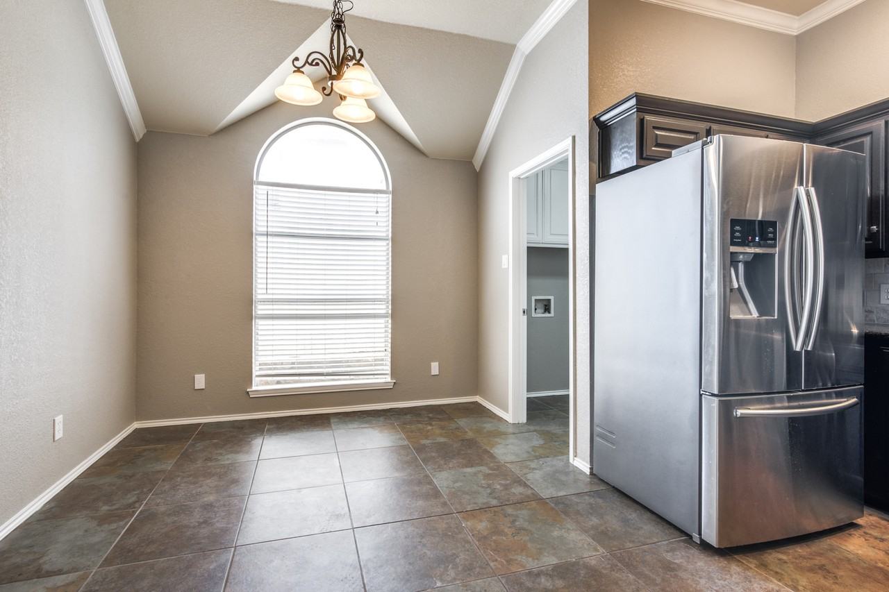 1214 Sandhurst Ct - Photo 4 of 23