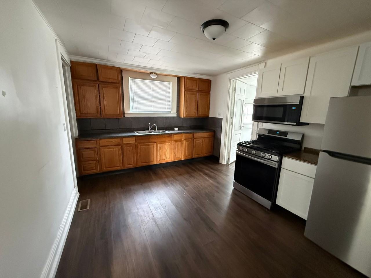 1636 S B St - Photo 5 of 17