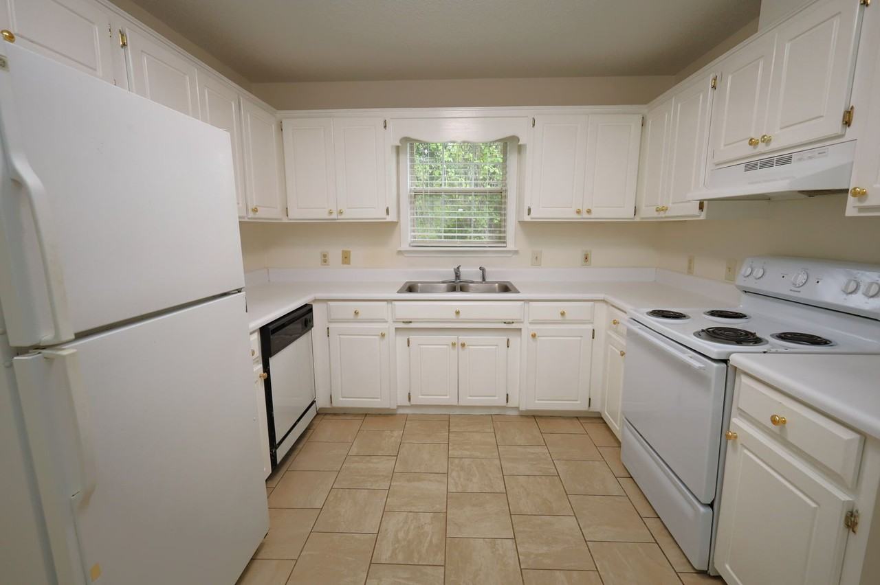 6127 Vinnie Dr Apt B - Photo 4 of 9