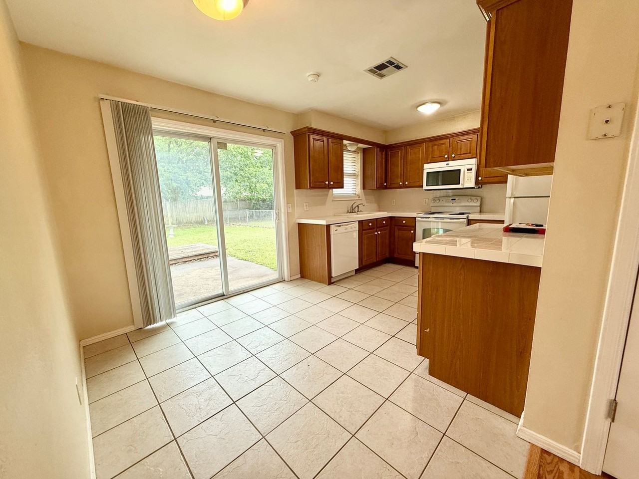 1408 Beaumont St - Photo 4 of 15