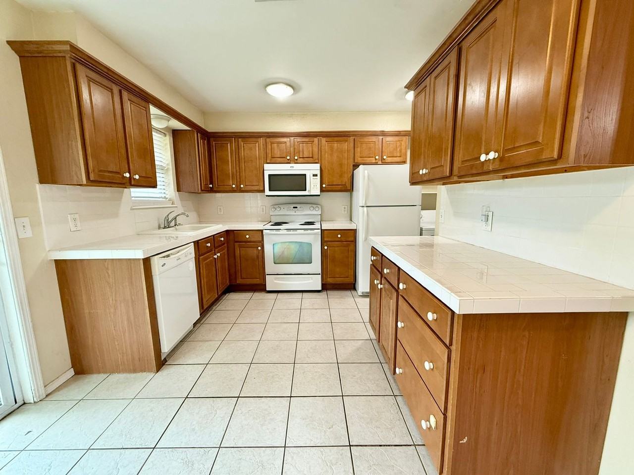 1408 Beaumont St - Photo 5 of 15