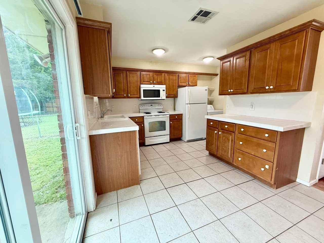 1408 Beaumont St - Photo 6 of 15