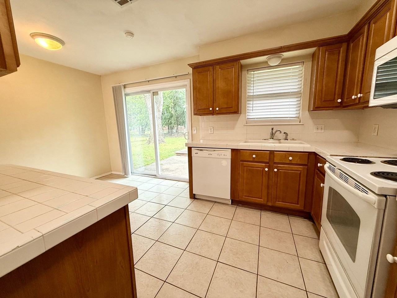 1408 Beaumont St - Photo 7 of 15