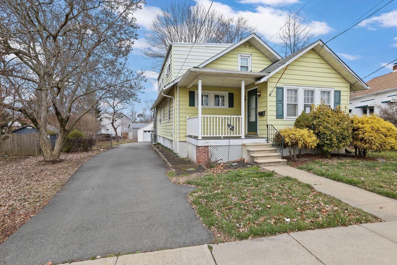 4 Thurston Ave - Photo 2 of 23