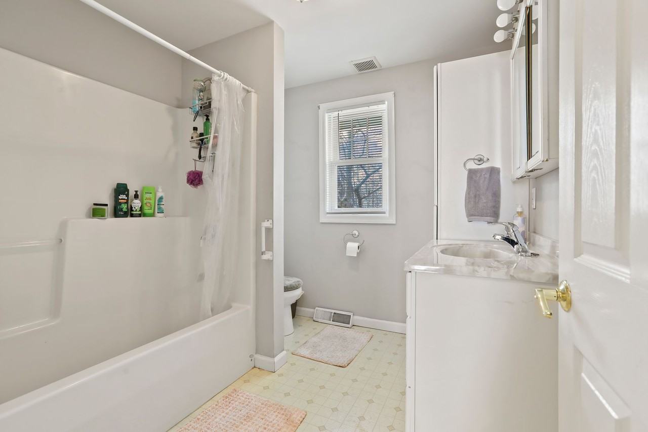 4 Thurston Ave - Photo 5 of 23