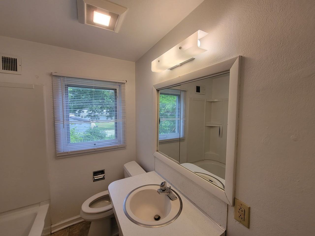 807 W 29th St - Photo 6 of 29