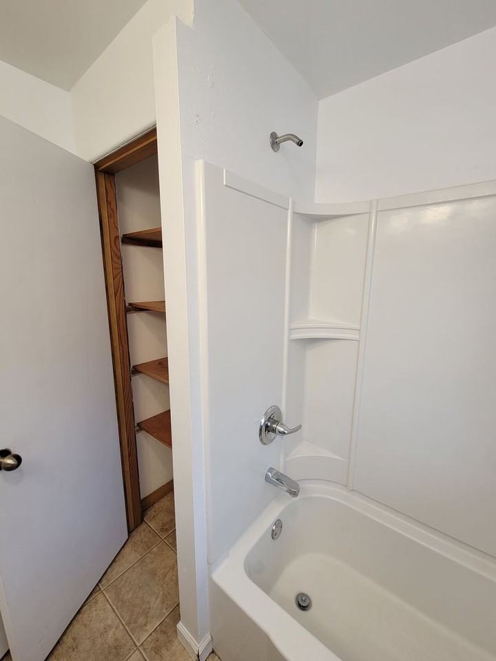 807 W 29th St - Photo 7 of 29