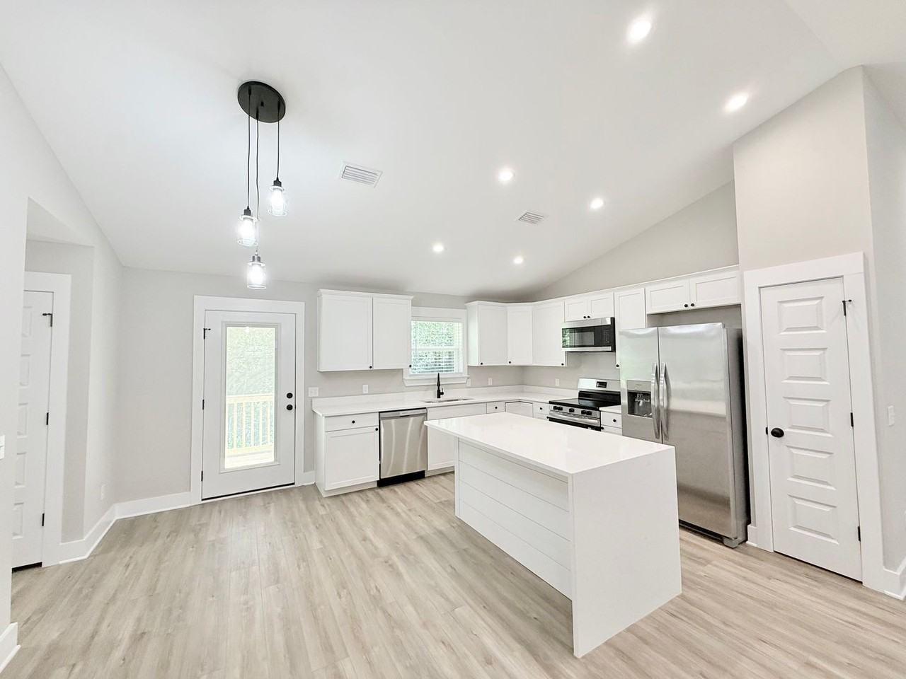 478 Ronda St - Photo 4 of 15