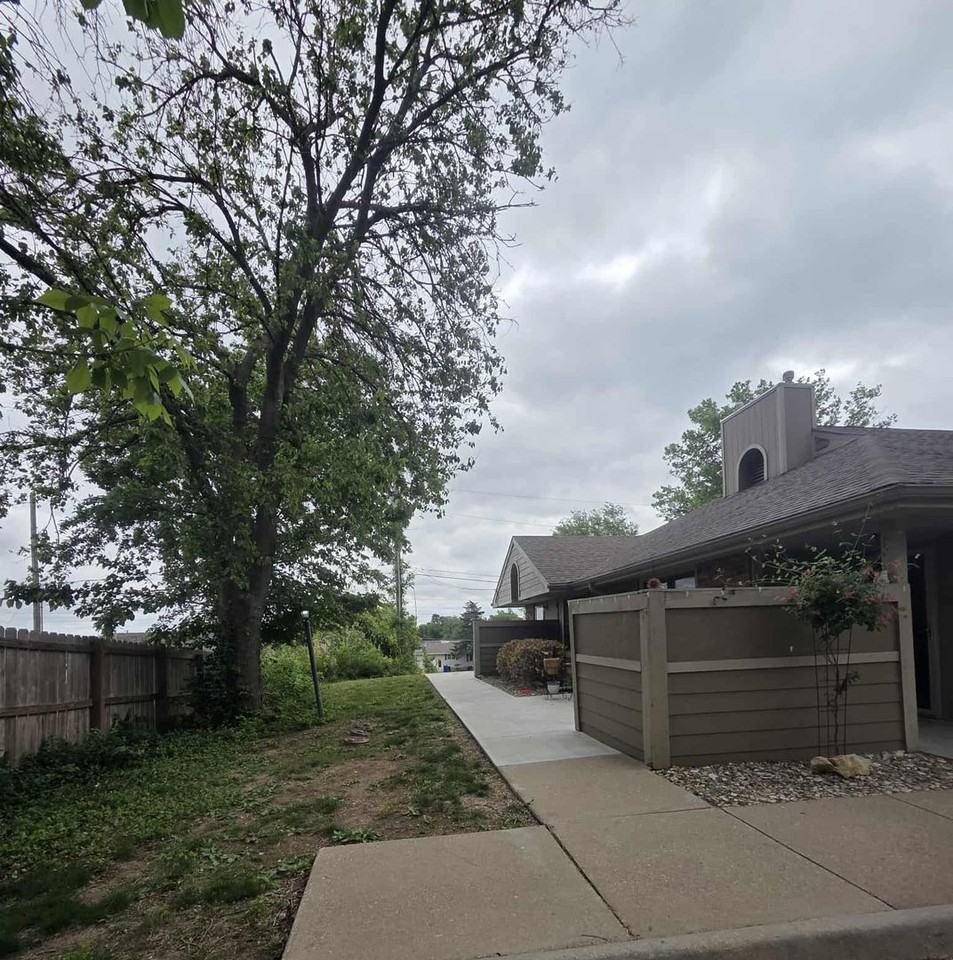 1109 Country Club Ln #3 - Photo 4 of 18