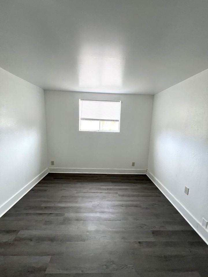 93677 Newport Ave - Photo 4 of 10