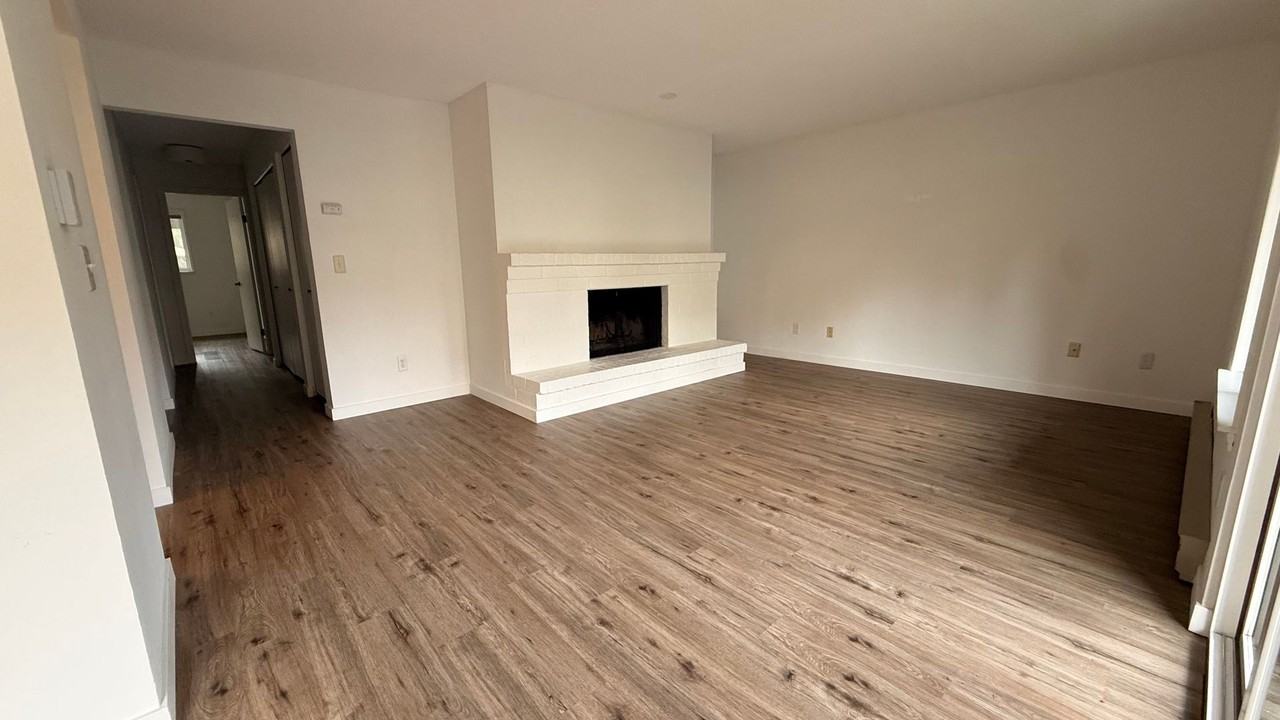 12904 126th Ct Ne #J103 - Photo 3 of 10